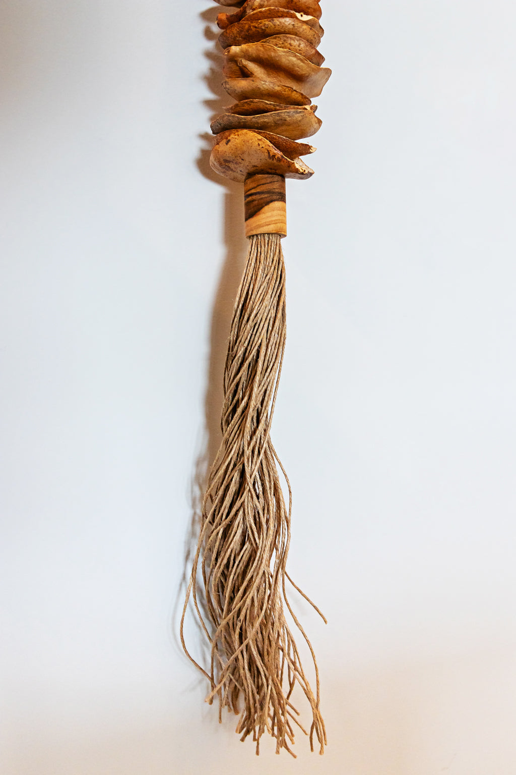 Pendente de jacanadá e esferas de junco.
