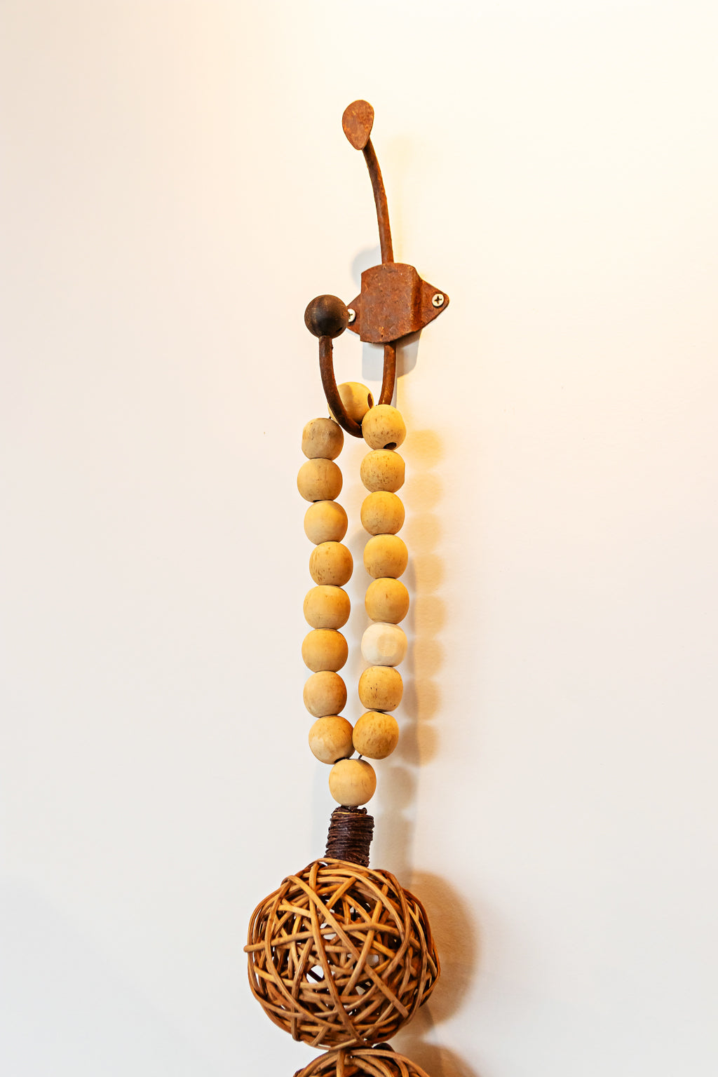 Pendente de jacanadá e esferas de junco.