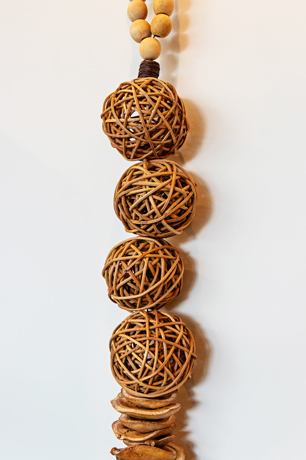 Pendente de jacanadá e esferas de junco.