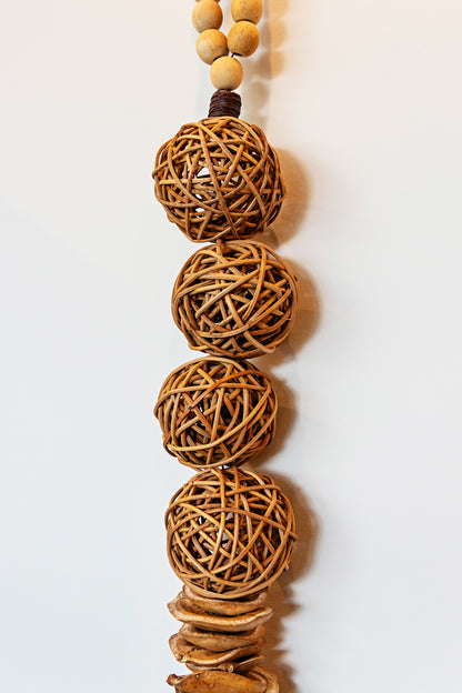 Pendente de jacanadá e esferas de junco.