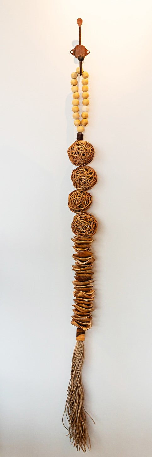 Pendente de jacanadá e esferas de junco.